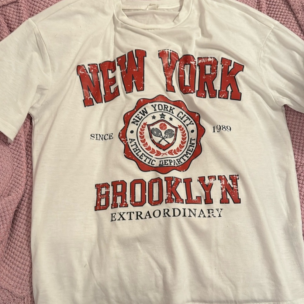 Cute and stylish short sleeved shirt that hasn’t been worn